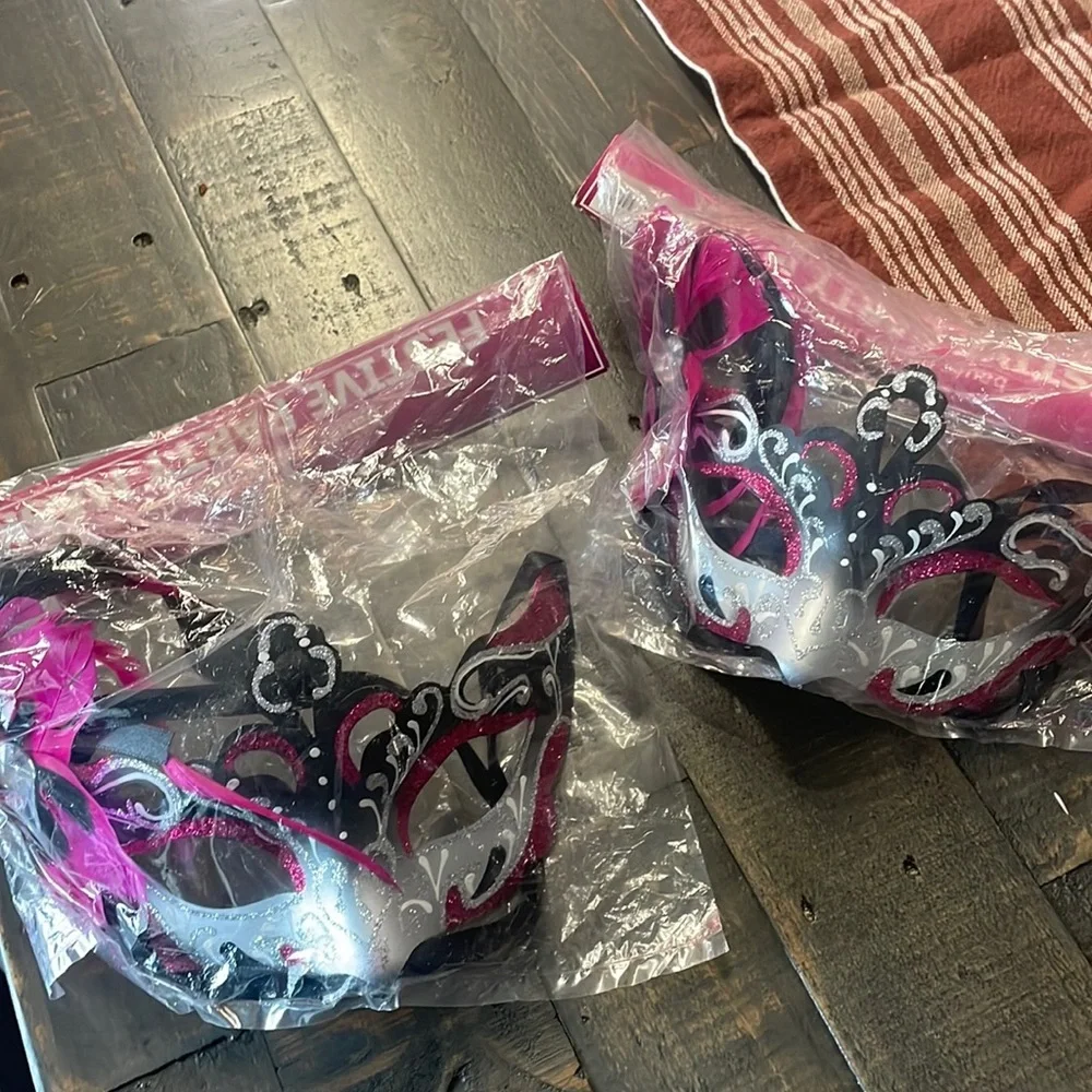 Set of 2 Carnaval Masks 🎭 - Picture 1 of 4